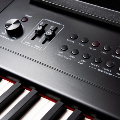 Teclado eletrônico preto com vários botões e teclas brancas e pretas