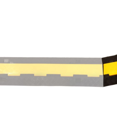 Rampa e tapete de borracha amarelo e preto em fundo branco