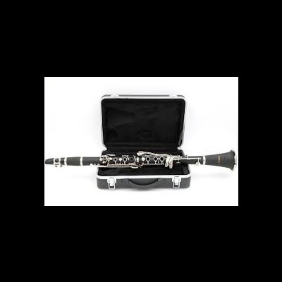 Clarinete preto com estojo rígido preto aberto