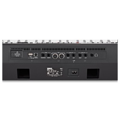 Parte traseira de teclado Korg com várias portas e etiquetas