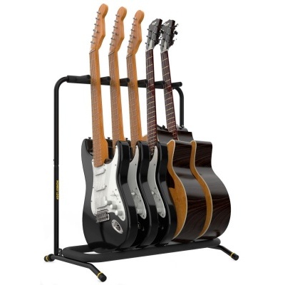 Suporte preto com cinco guitarras variadas, três pretas, uma branca e uma acústica marrom.