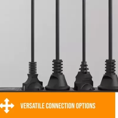 Régua de energia preta com quatro cabos conectados e texto VERSATILE CONNECTION OPTIONS