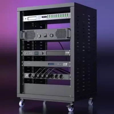 Armário metálico preto com equipamentos eletrónicos montados e rodízios