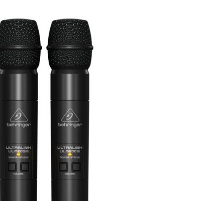 Dois microfones sem fios Behringer Ultralink ULM300USB pretos em fundo branco