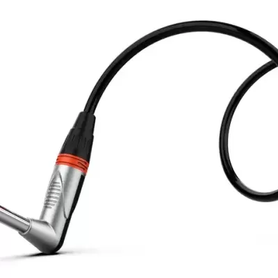 Cabo de áudio com ficha jack em ângulo de 90 graus com detalhes vermelhos e cabo preto