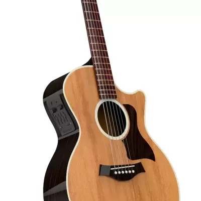 Guitarra acústica Taylor em madeira clara e escura com captador, sobre suporte preto com detalhes amarelos