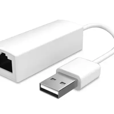 Adaptador USB para RJ45 branco com cabo curto em fundo branco