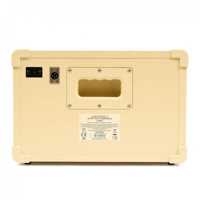 Caixa de som eletrónica bege vista de trás com pega e conector de energia