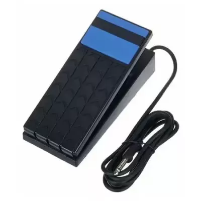 Pedal de expressão preto com parte azul e cabo com conector