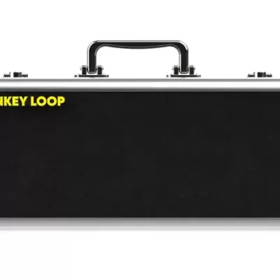 Mala rígida preta com texto amarelo MONKEY LOOP