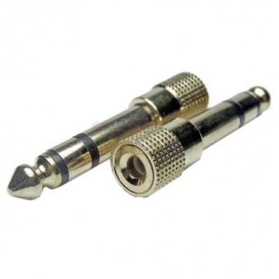 Adaptador jack metálico prateado em fundo branco