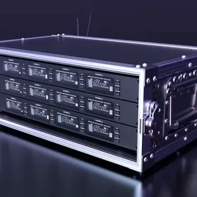 Receptores de áudio em rack com painel digital e frequências indicadas