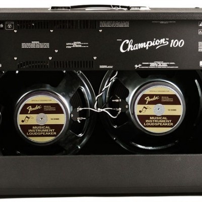 Amplificador musical preto com dois altifalantes etiquetados Fender e texto Champion 100