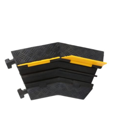 Canaleta de borracha e plástico antiderrapante para gestão de cabos com partes amarelas destacadas