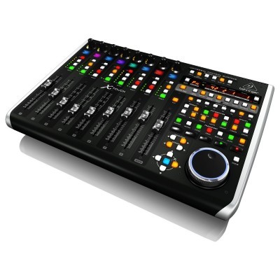 Console de áudio preto com botões coloridos iluminados e faders
