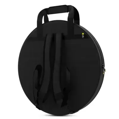 Bolsa redonda preta com alças de mochila e pega acolchoada