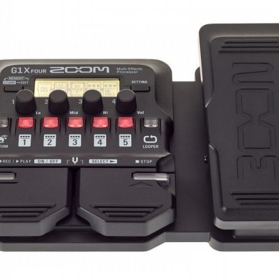 Pedaleira multi-efeitos para guitarra Zoom G1X FOUR preta com display digital e botões.