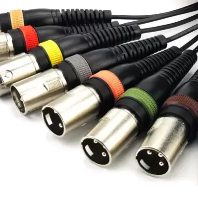 Cabos XLR com conectores metálicos e anéis coloridos