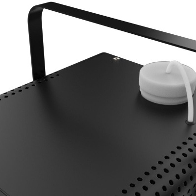 Equipamento preto com peça branca circular e tubo fino