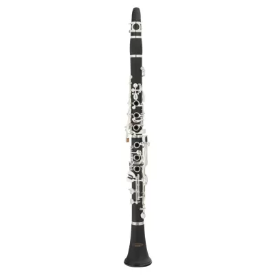 Clarinete preto com detalhes metálicos prateados