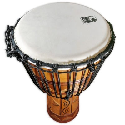 Tambor djembe com pele branca, cordas pretas e corpo de madeira gravado