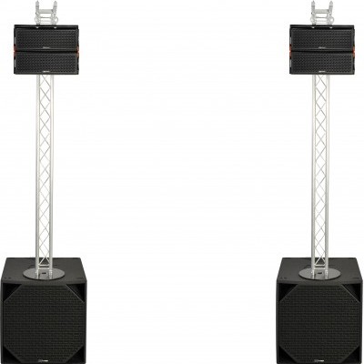 Duas colunas de som profissionais com estrutura metálica e caixas pretas.