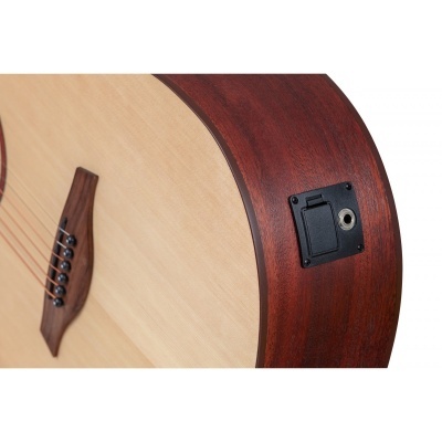 Violão acústico com tampo de madeira clara e lateral de madeira escura, com conector elétrico.