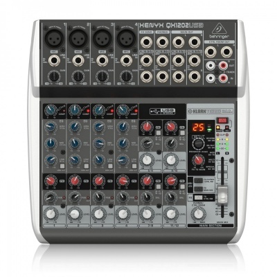 Mesa de mistura Behringer XENYX QX1202USB com vários botões e entradas