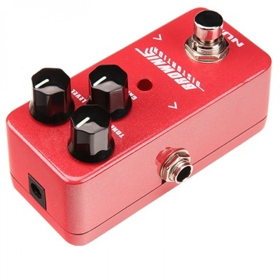 Pedal de efeitos para guitarra vermelho com botões pretos e botão metálico