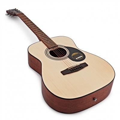 Guitarra acústica com tampo claro e laterais de madeira escura