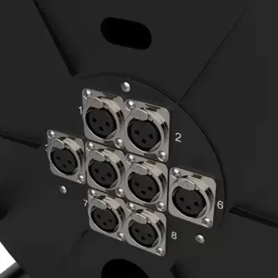 Conectores circulares metálicos numerados numa base preta