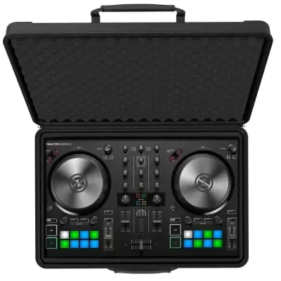 Controladora DJ preta TRAKTOR KONTROL S2 com dois pratos prateados em mala preta