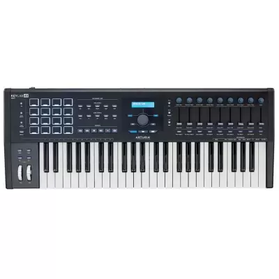 Controlador MIDI Arturia KeyLab 61 preto com teclas, pads, botões e faders