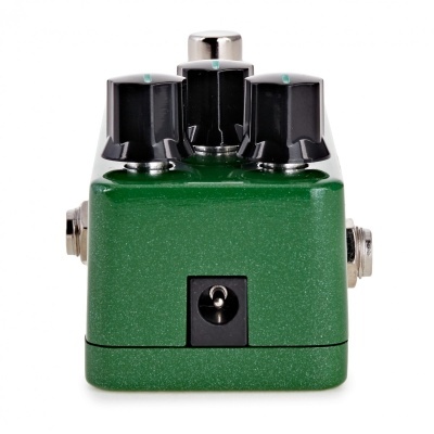 Pedal de efeito verde metálico com botões pretos e conetores metálicos