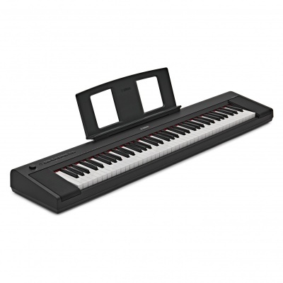 Piano digital preto com 61 teclas e suporte para partituras
