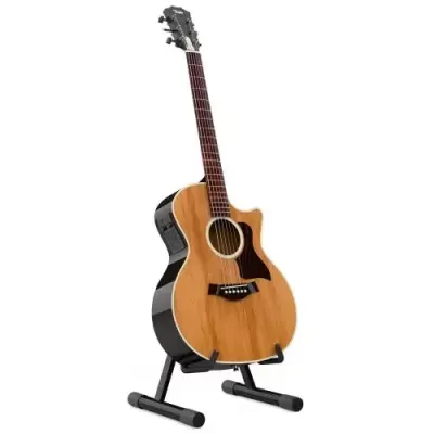 Violão acústico com tampo em madeira clara e laterais pretas num suporte preto