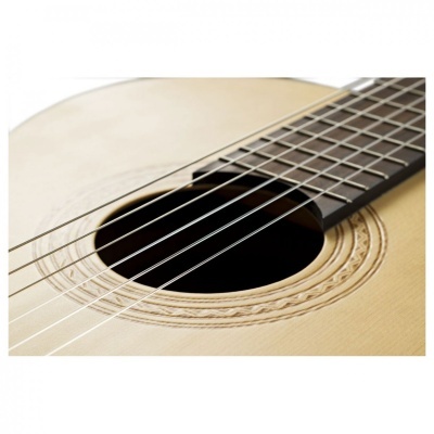 Guitarra acústica em madeira clara com cordas metálicas e detalhes entalhados