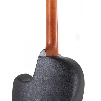 Viola acústica com corpo preto texturizado e braço de madeira castanha