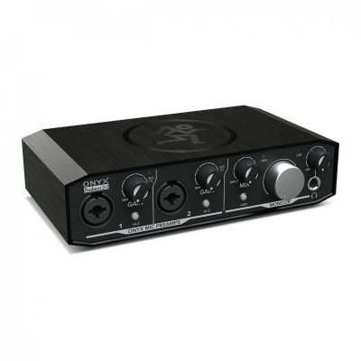 Interface de áudio preta com botões rotativos e entradas combo