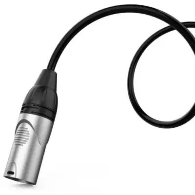Cabo de áudio preto com conector XLR metálico prateado