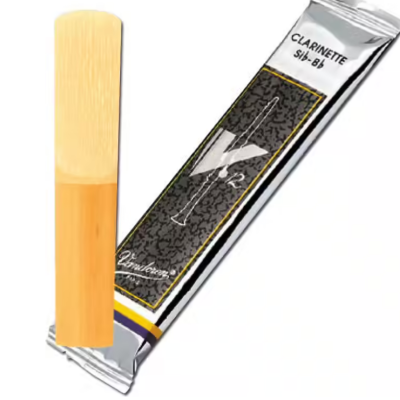 Palheta para clarinete com embalagem prateada e texto CLARINETTE Sib-Bb