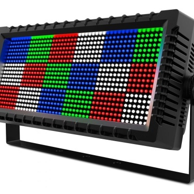 Refletor LED retangular colorido em suporte preto ajustável.