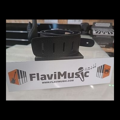 Correia preta de guitarra sobre suporte com placa FlaviMusic.