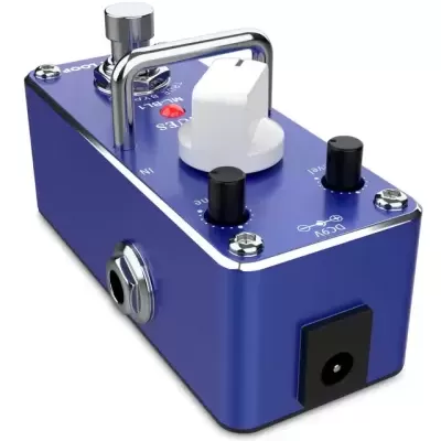 Pedal de efeitos para guitarra azul com botões, interruptor e textos brancos.