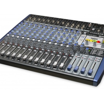Mesa de mistura de áudio preta com botões azuis e deslizadores brancos