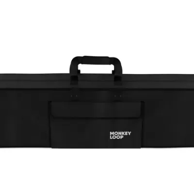 Estojo preto retangular com alça e bolso exterior com texto MONKEY LOOP