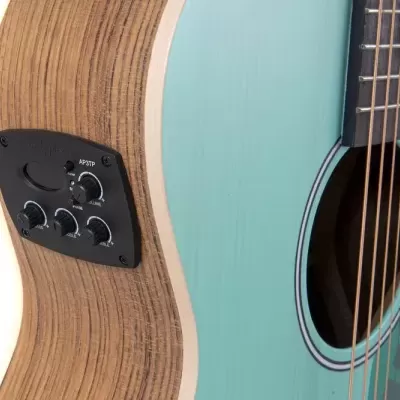 Guitarra acústica elétrica azul e madeira com painel de controlo preto