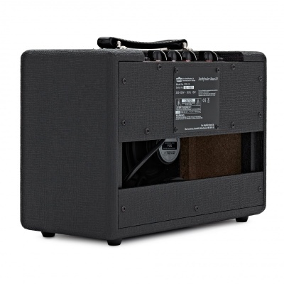 Amplificador de guitarra preto com alça, botões no topo e abertura traseira mostrando componentes internos.