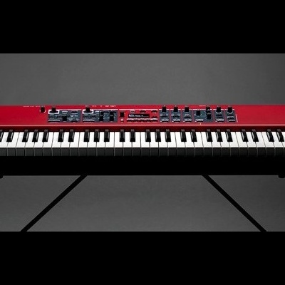 Teclado digital tipo piano vermelho e preto com 88 teclas em suporte de metal