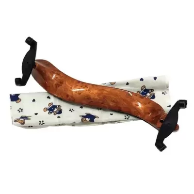 Ombro de madeira castanha para violino apoiado em almofada branca com ursinhos azuis.